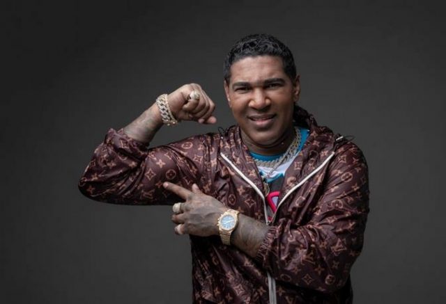 Arrestan al mambero Omega por porte y tenencia de arma