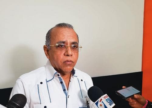 Exministro de Salud denuncia andanada de mentiras y chantajes en su contra por “interesados en repartirse presupuesto”