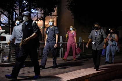 Trabajadores sanitarios caminan por el Centro Médico de Texas durante un cambio de turno en Houston, Texas, EEUU, el 8 de julio de 2020. REUTERS/Callaghan O'Hare