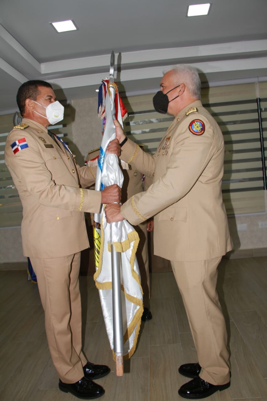  El general Martínez Lorenzo entrega mando al general Manuel La Chapell, en el Metro de Santo Domingo.