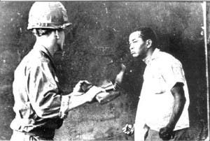 Esta foto de Juan Pérez Terrero dio la vuelta al mundo como testimonio gráfico del rechazo de los dominicanos a la invasión militar norteamericana en 1965. Foto: Juan Pérez Terrero.