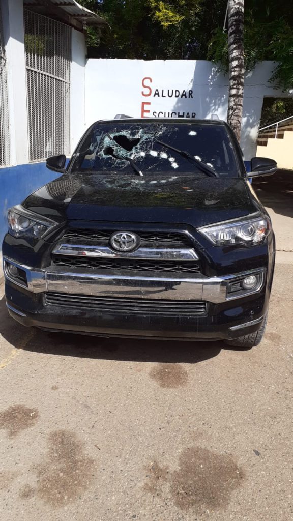 Desconocidos le disparan 18 veces a un hombre dentro de vehículo en SPM, pero no lo matan