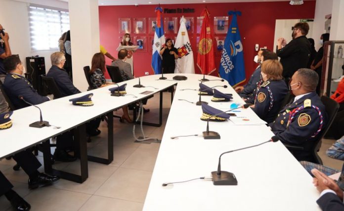 Seguros Reservas dona pólizas a miembros Cuerpo de Bomberos del DN