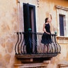 Mujer con vestido negro 