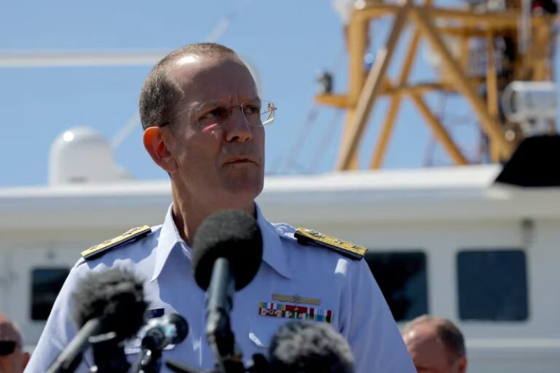 El contralmirante John Mauger, comandante del Primer Distrito de Guardacostas de EEUU, habla durante una rueda de prensa en Boston, Massachusetts, este 22 de junio de 2023.