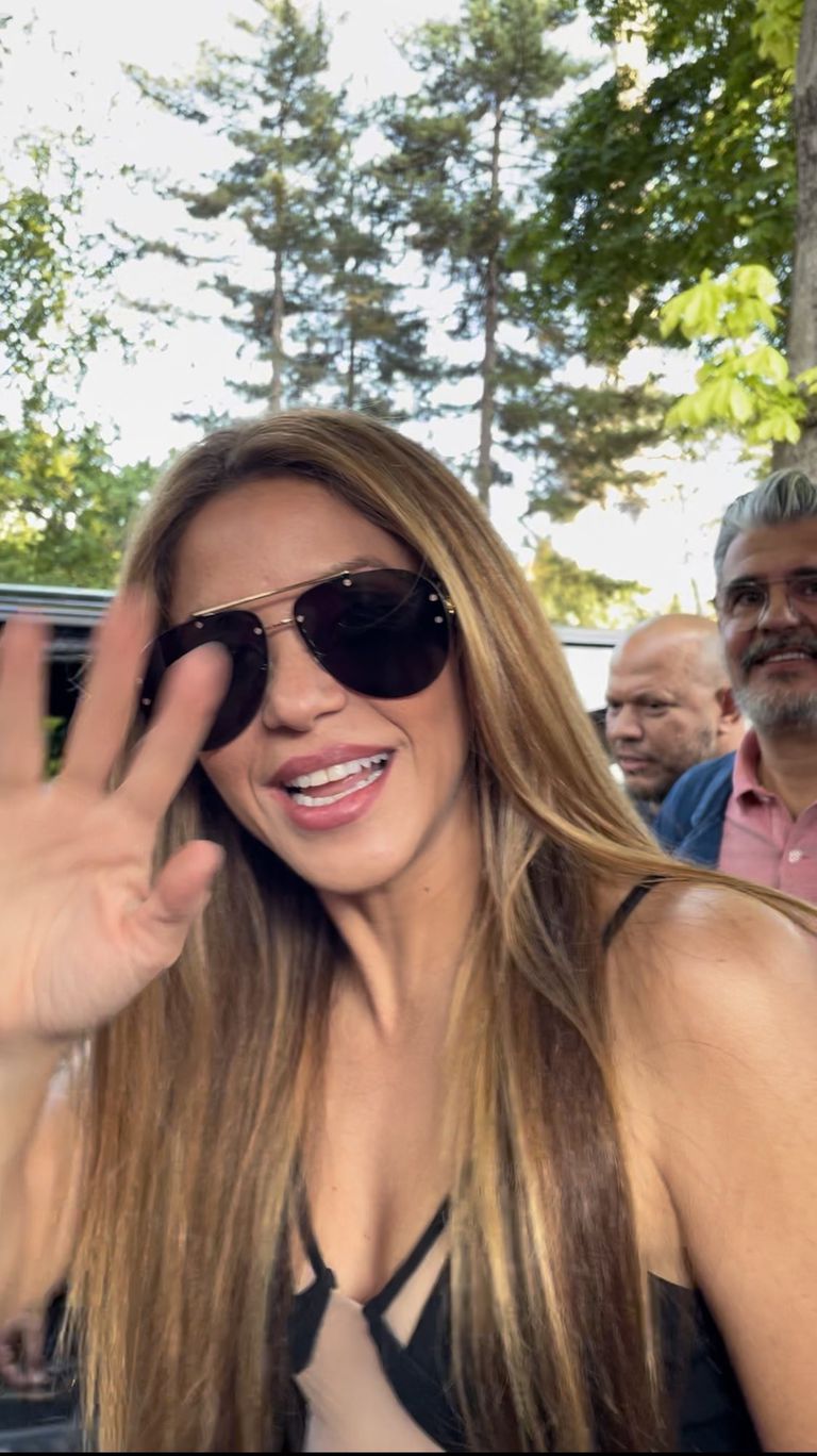 Shakira saluda a sus fans en París