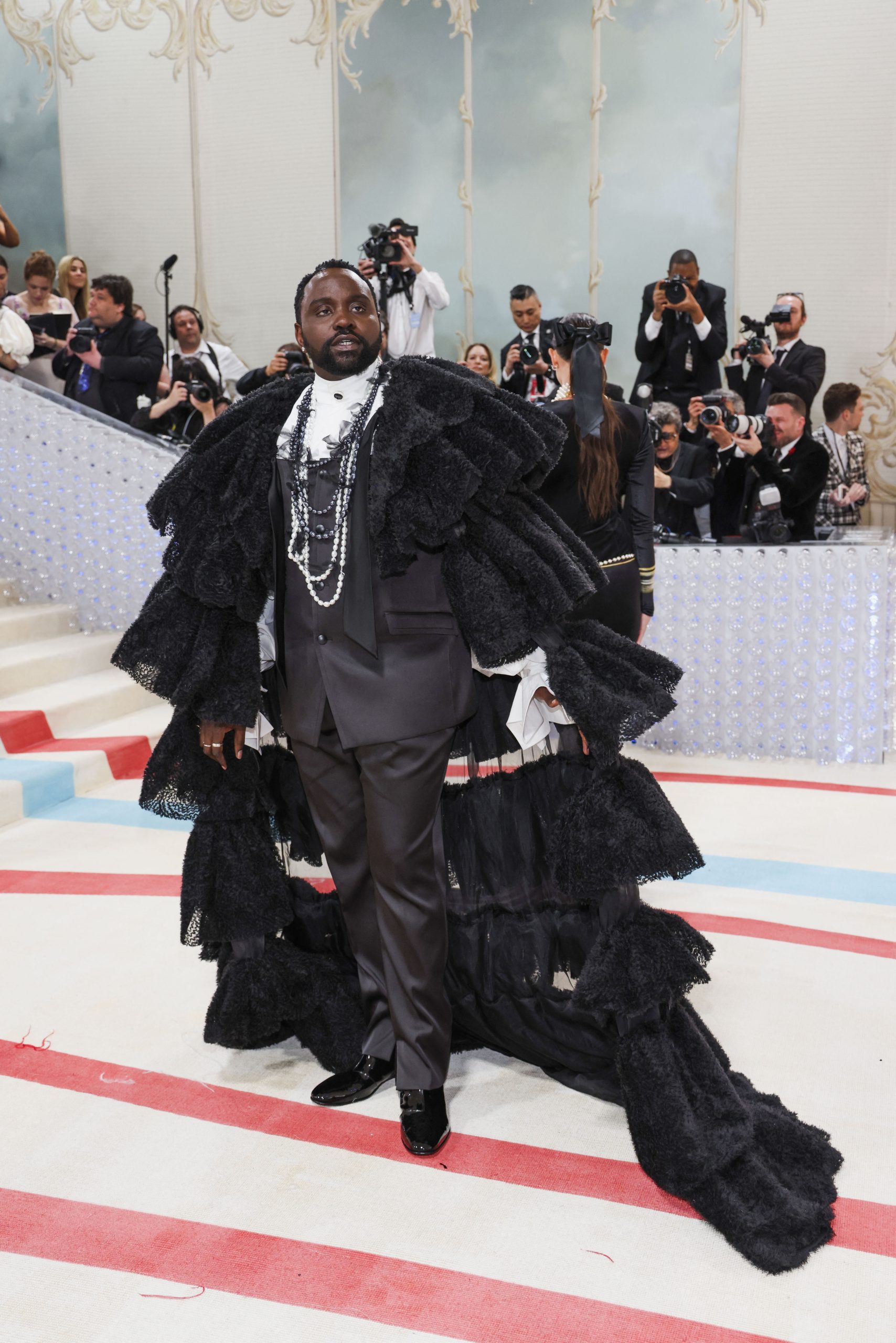 Brian Tyree Henry eligió un look oscuro con una capa. Días atrás el actor fue nominado a los Oscars /REUTERS/Andrew Kelly