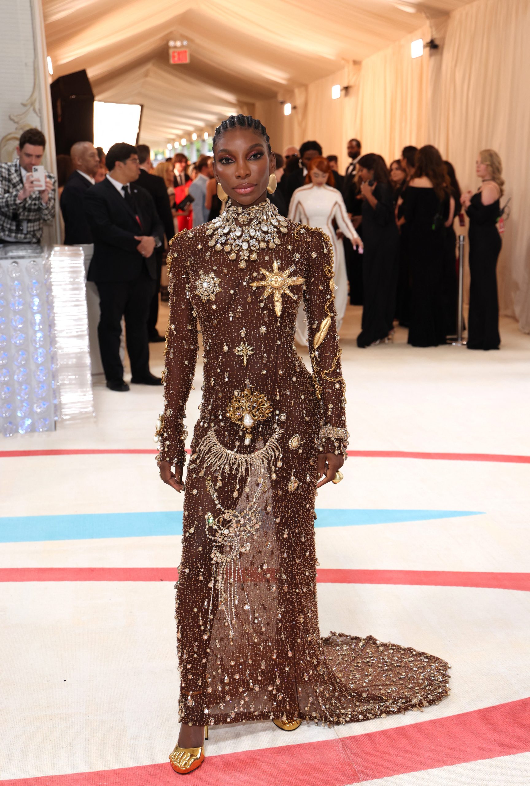 Michaela Coel combinó su look con tonos en marrón en un diseño de  Schiaparelli /REUTERS/Andrew Kelly