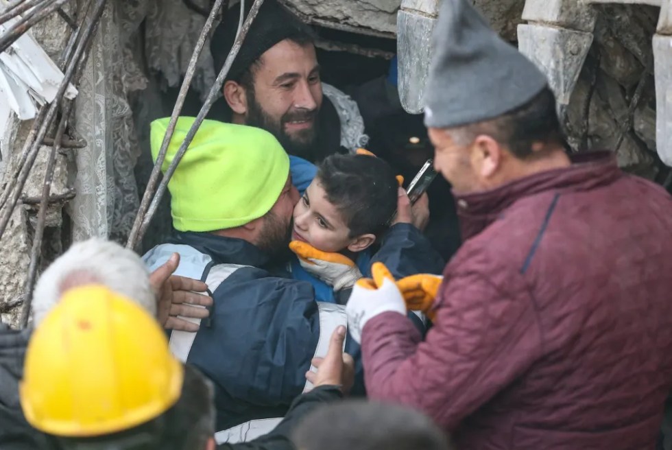 Yigit Cakmak (C), de ocho años, es rescatado a salvo de los escombros de un edificio derrumbado en Hatay, Turquía, unas 52 horas después de un gran terremoto