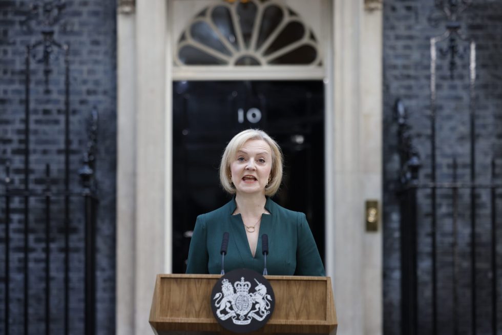 La primera ministra británica saliente, Liz Truss, durante la declaración de despedida que ha pronunciado en la puerta de Downing Street, en Londres. 
