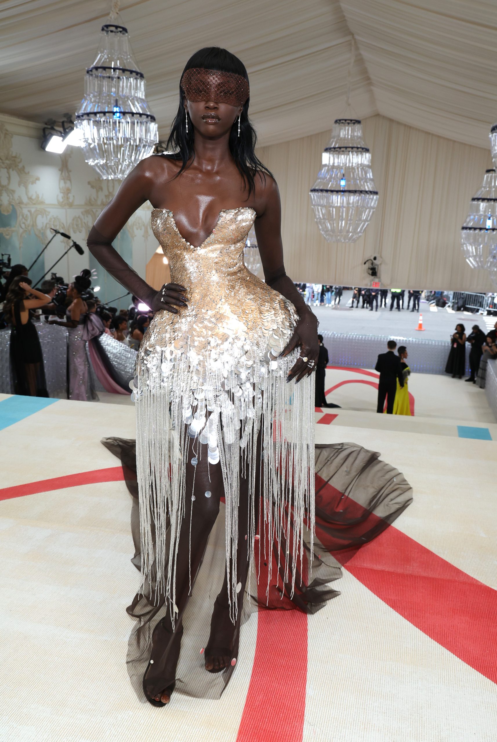 La modelo estadounidense Anok Yai llegó con un vestido al estilo corset (Photo by Kevin Mazur/MG23/Getty Images for The Met Museum/Vogue)