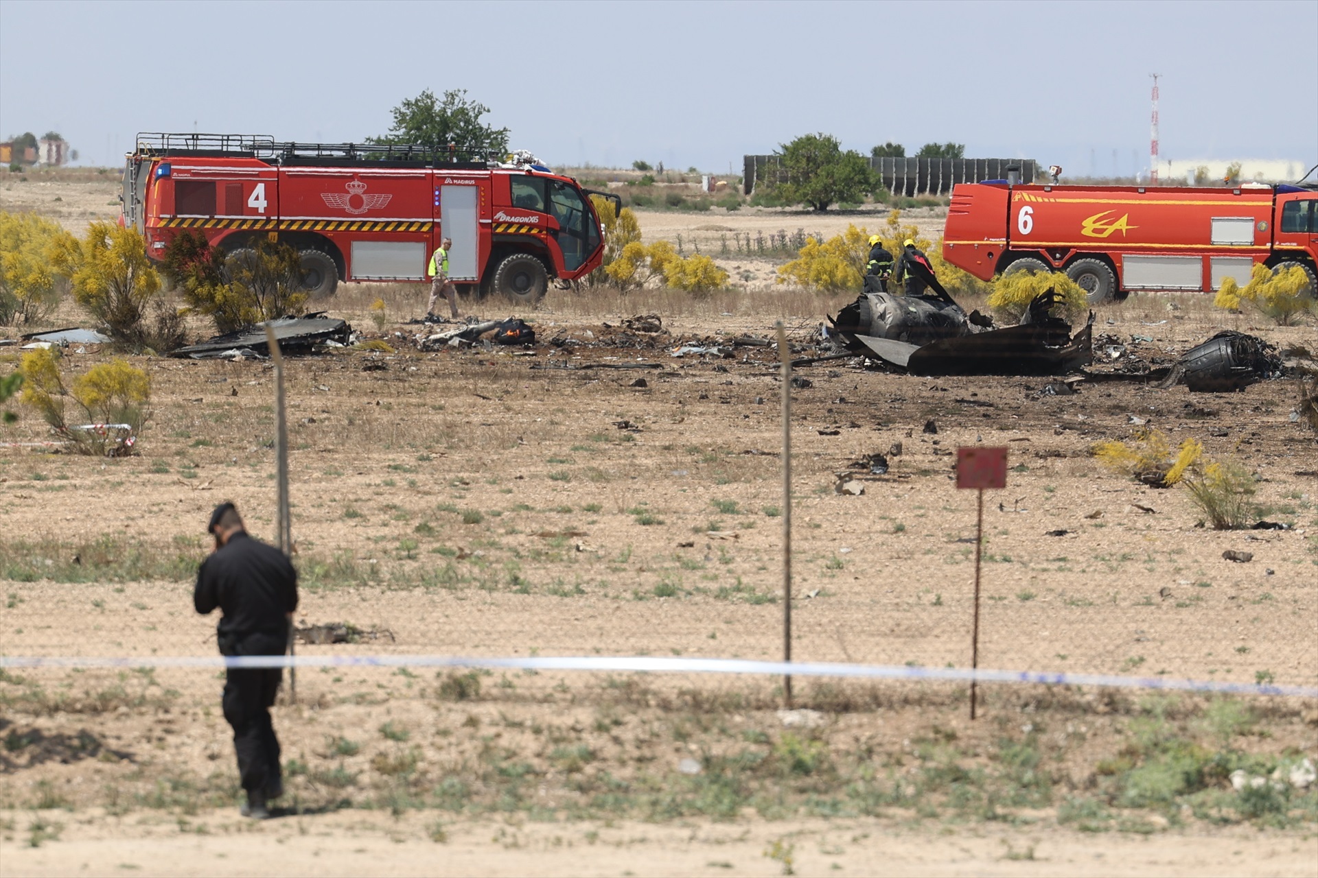 Coches de bomberos del Ejército del Aire alrededor de los restos del avión F-18 del Ejército del Aire que se ha estrellado esta mañana en la base aérea de Zaragoza. 