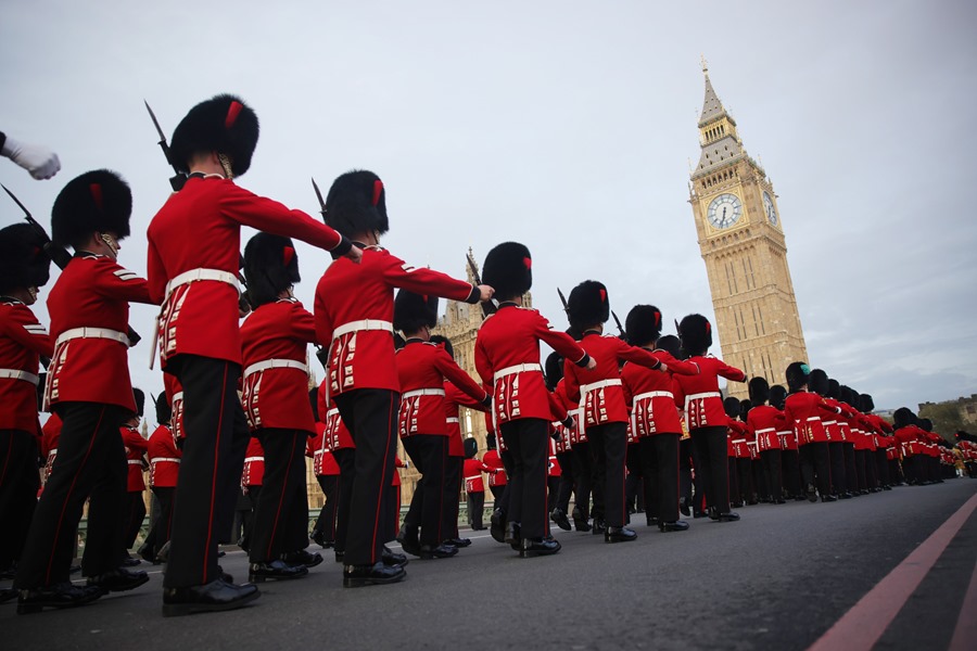 Contingente del ejército marchando por el puente de wESTMINSTER