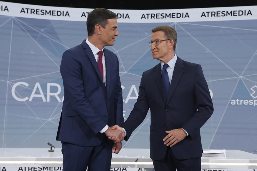 Los candidatos a la presidencia del Gobierno, el socialista Pedro Sánchez (i) y el popular Alberto Núñez Feijoo, antes de iniciar el debate electoral. 