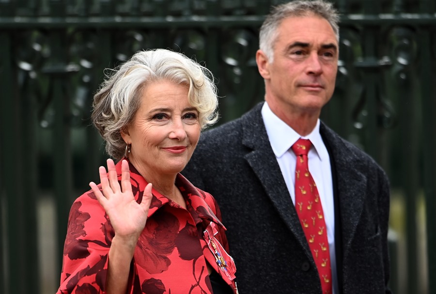 Emma Thompson y su marido llegan a la coronación de Carlos III