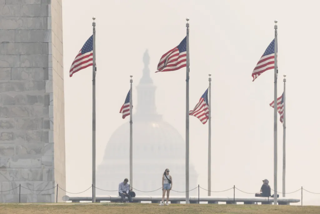 Vista del humo que afecta al National Mall de Washington, este 7 de junio de 2023, debido a los incendios activos en Canadá. EFE/Jim Lo Scalzo