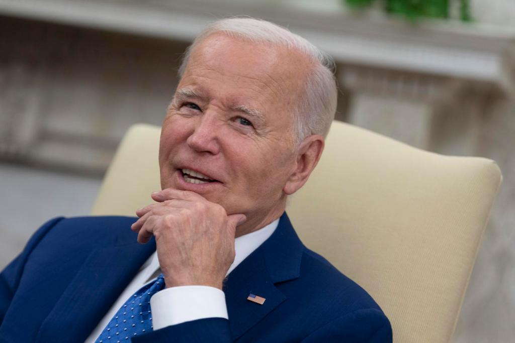 El presidente de EE.UU., Joe Biden, habla con el primer ministro de Suecia, Ulf Kristersson (fuera de cuadro), este 5 de julio de 2023, en el Despacho Oval de la Casa Blanca, en Washington, donde hablaron del ingreso del país a la OTAN. EFE/Chris Kleponis/Pool
