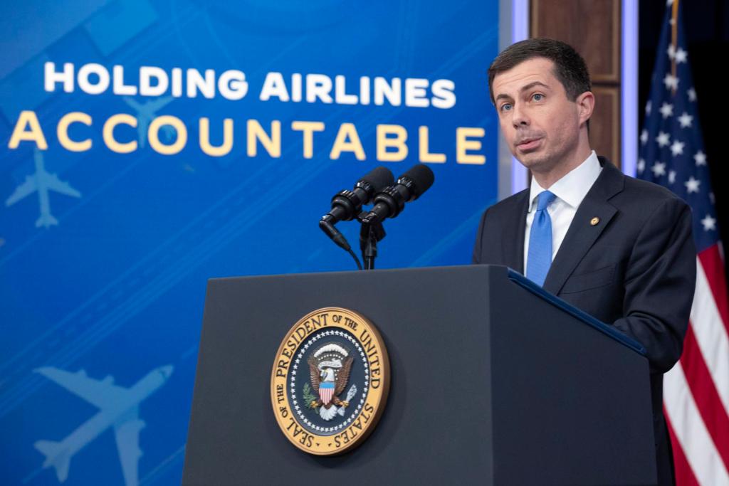 El secretario de Transporte de Estados Unidos, Pete Buttigieg, habla en conferencia de prensa, en Washington (EE.UU.), este 8 de mayo de 2023. EFE/EPA/Michael Reynolds
