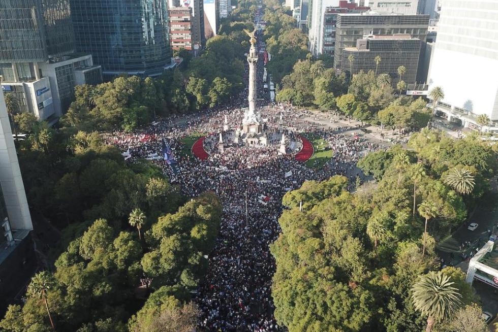 Cientos de personas participan en una marcha por la principales avenidas de la Ciudad de México (México). EFE/Isaac Esquivel
