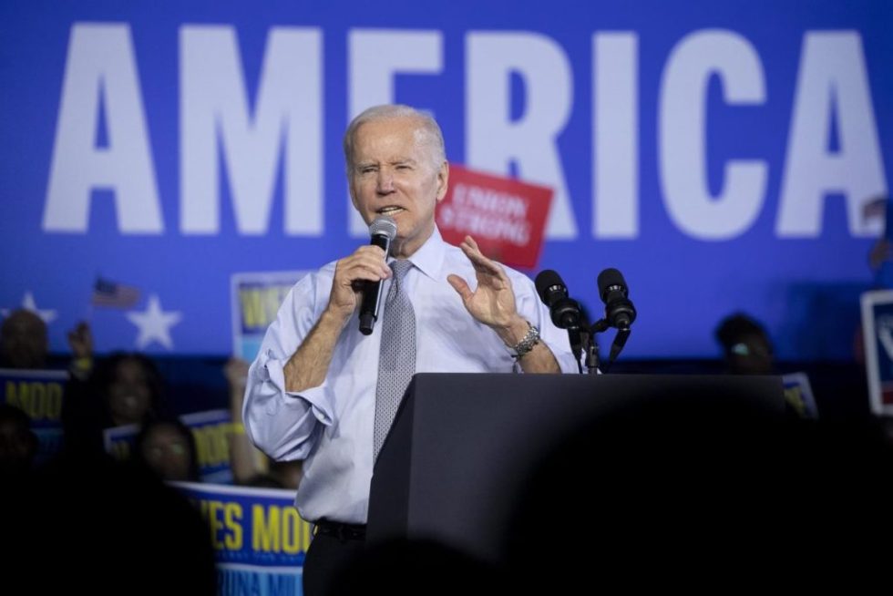 El presidente de Estados Unidos, Joe Biden, interviene en un mitin del Partido Demócrata en la víspera del día de las elecciones en la Universidad Estatal de Bowie, en Maryland.