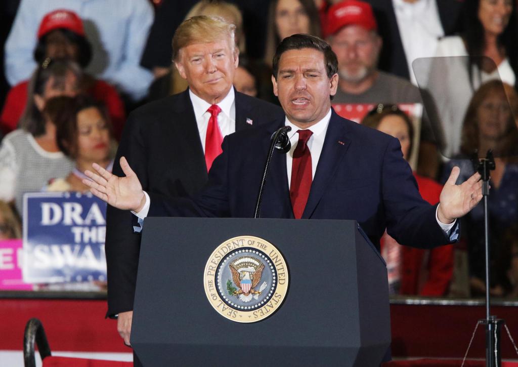 El gobernador de Florida, Ron DeSantis, habla frente al expresidente estadounidense Donald J. Trump (i), en una fotografía de archivo. EFE/Dan Anderson
