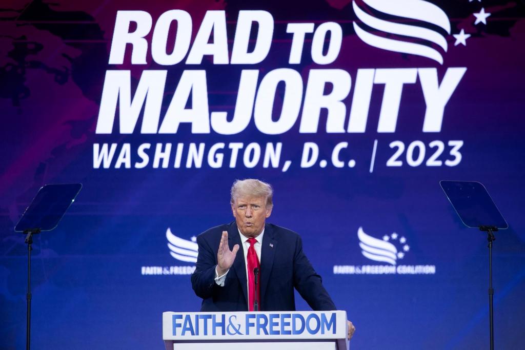 El expresidente estadounidense Donald Trump habla en el cierre de la conferencia "Road to Majority" (camino hacia la mayoría) organizada por la evangelista Faith and Freedom, en Washington (EE.UU.), este 24 de junio de 2023. EFE/EPA/Michael Reynolds
