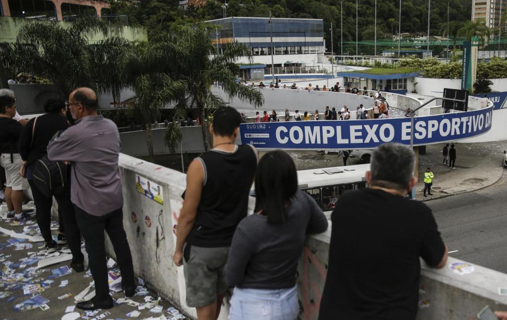 Ciudadanos brasileños esperan en una fila para votar en un centro de votación hoy, en Río de Janeiro (Brasil). EFE/ Antonio Lacerda
