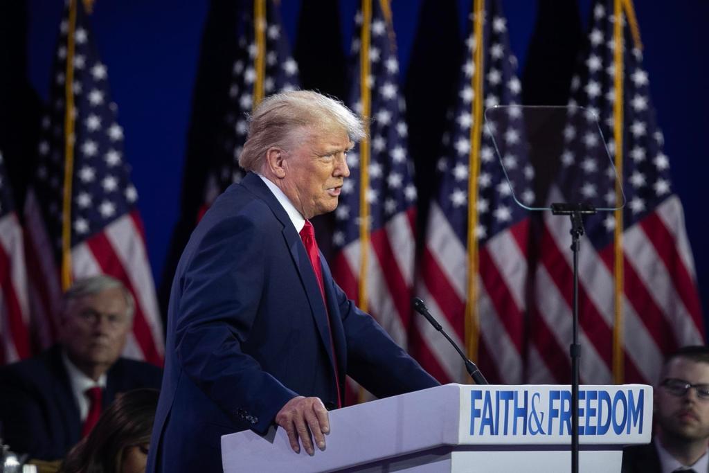 El expresidente estadounidense Donald Trump habla en el cierre de la conferencia "Road to Majority" (camino hacia la mayoría) organizada por la evangelista Faith and Freedom, en Washington (EE.UU.), este 24 de junio de 2023. EFE/EPA/Michael Reynolds
