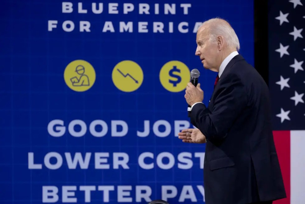 El presidente de Estados Unidos, Joe Biden, ofrece comentarios sobre la economía en las instalaciones de un sindicato de la localidad de Springfield, Virginia (EE.UU.), este 26 de enero de 2023. EFE/EPA/Michael Reynolds
