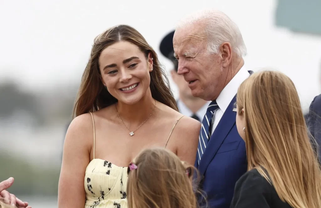 Joe Biden junto a su nieta Naomi Biden