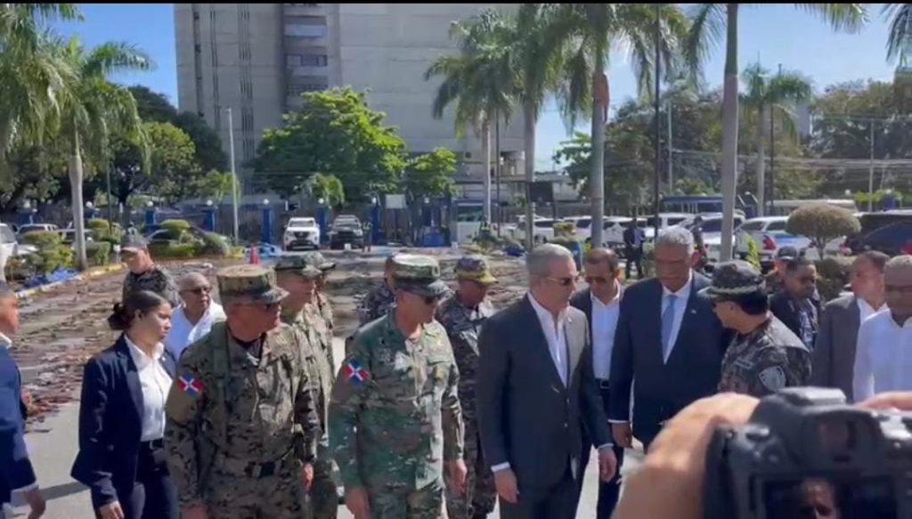 Policia Nacional exhibe armas sacadas de las calles