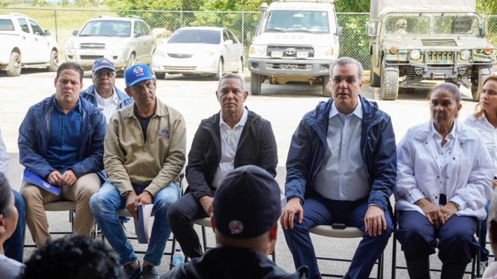 Abinader visita zonas afectadas por lluvias y anuncia construcción de presa en Alto Yuna