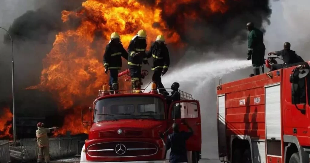 Al menos 25 muertos y 15 heridos por un incendio tras choque de camiones