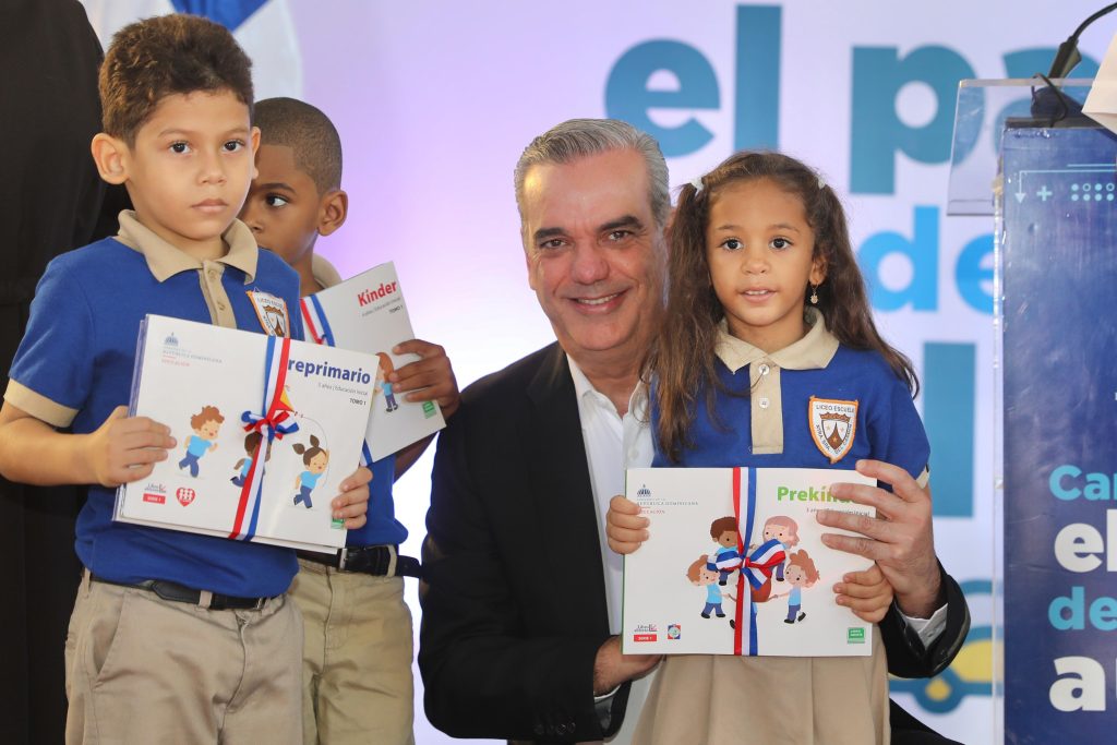 Abinader dice que por primera vez los estudiantes reciben todos los libros de texto para el año escolar