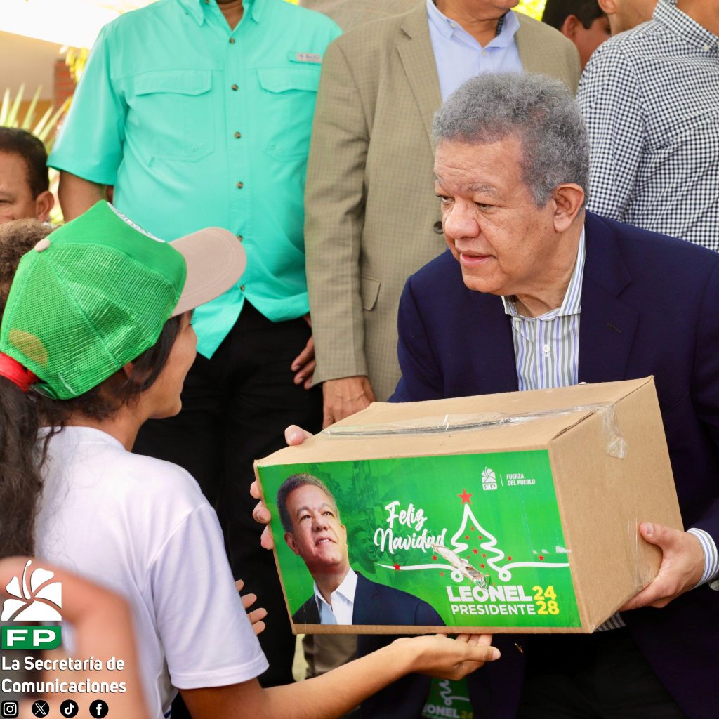 Leonel Fernández reparte miles de cajas navideñas con motivo a Nochebuena