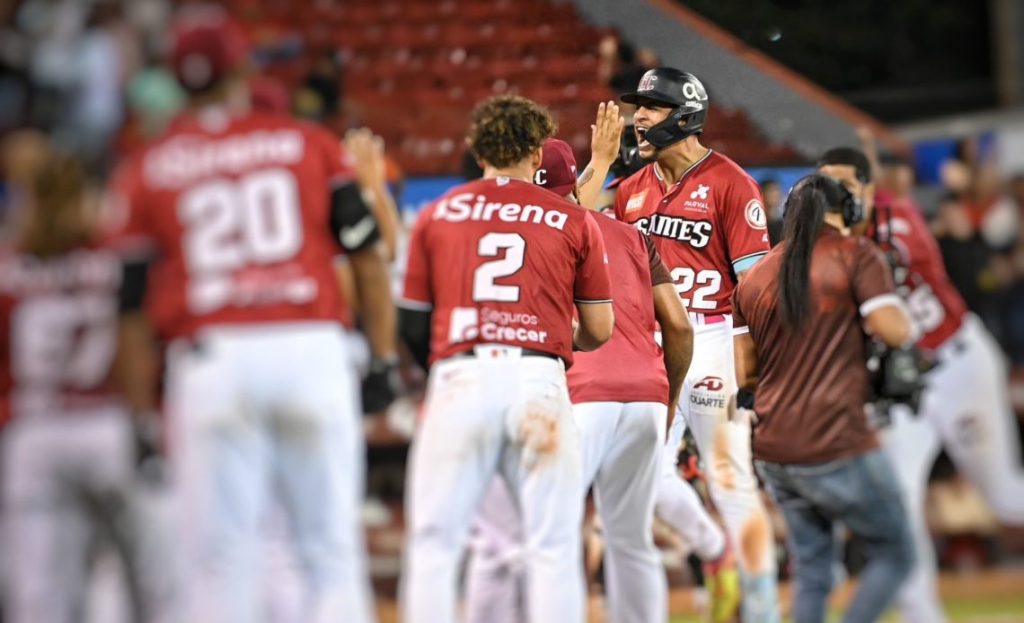 José Sirí con su jonrón 15 en postemporada da primer triunfo a los Gigantes en el Round Robin