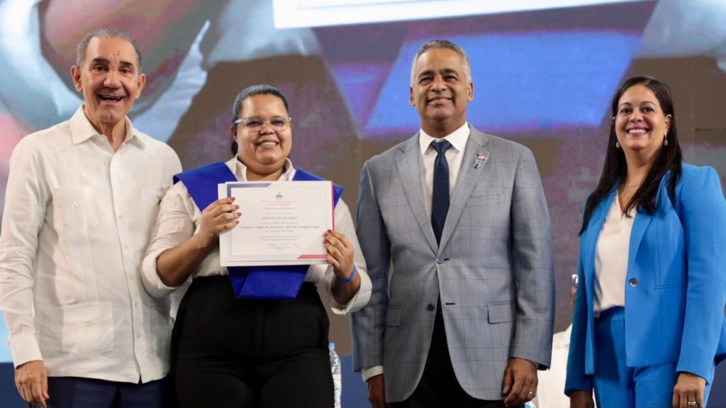 graduación de 16,000 alumnos del Programa Inglés de Inmersión para la Competitividad 2023 del Mescyt