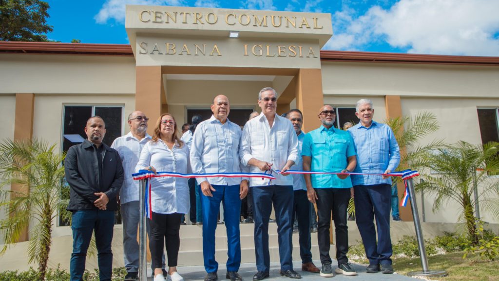 Presidente Abinader inaugura un Centro Comunal y Recreativo Sabana Iglesia