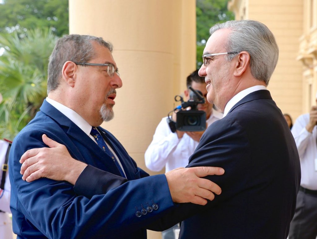 Abinader recibe al presidente de Guatemala en la casa de Gobierno