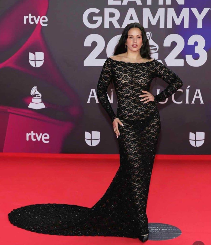 Rosalía desfiló en los Latin Grammy. (EFE)
