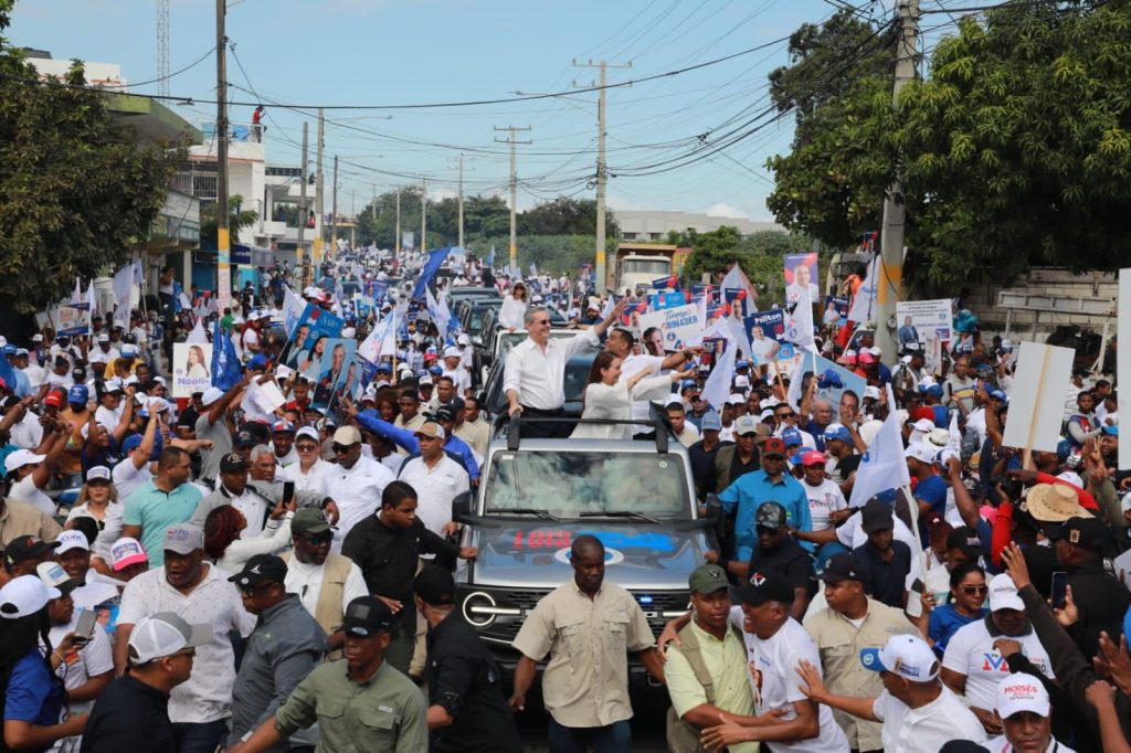 Luis Abinader encabeza caravana en Barahona junto a candidatos municipales