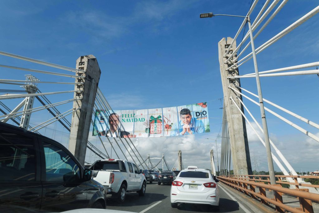 Cruza calles de Dío Astacio en Puente Duarte