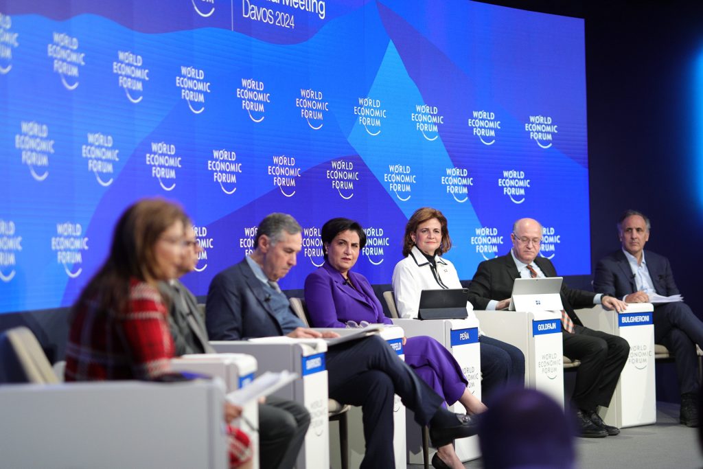 Vicepresidenta Raquel Peña defiende en Davos la transparencia del gobierno para garantizar estabilidad económica