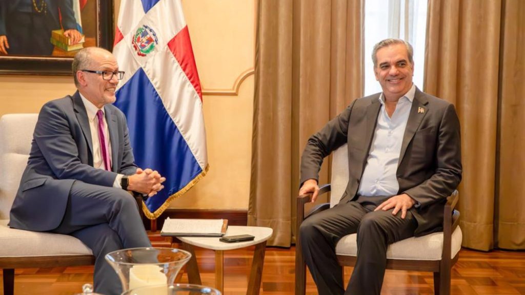 Presidente Abinader recibe director de la Oficina de Asuntos Intergubernamentales de la Casa Blanca, Tom Pérez