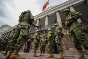 El fuerte resguardo del Palacio de Gobierno simboliza un Ecuador militarizado