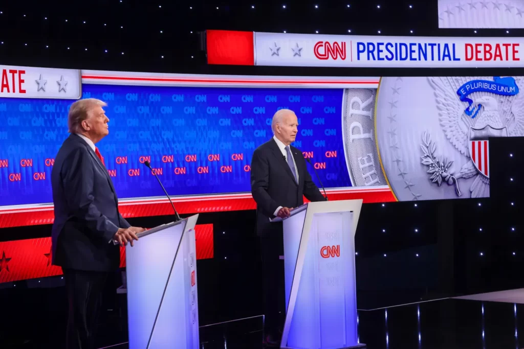 El presidente de EE.UU., Joe Biden, y el exmandatario Donald Trump, participan en el debate presidencial de CNN, el 27 de junio de 2024, en Atlanta. EFE/Michael Reynolds