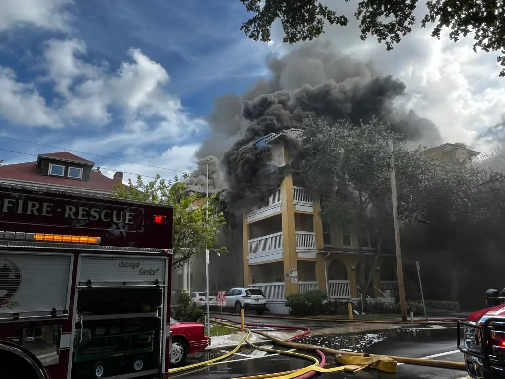 Fotografía divulgada por los Bomberos de Miami donde se ve el humo que sale del incendio que se desató en el edificio Temple Court en el noroeste de la ciudad de Miami, Florida (EE.UU.). EFE/ Miami Fire Rescue