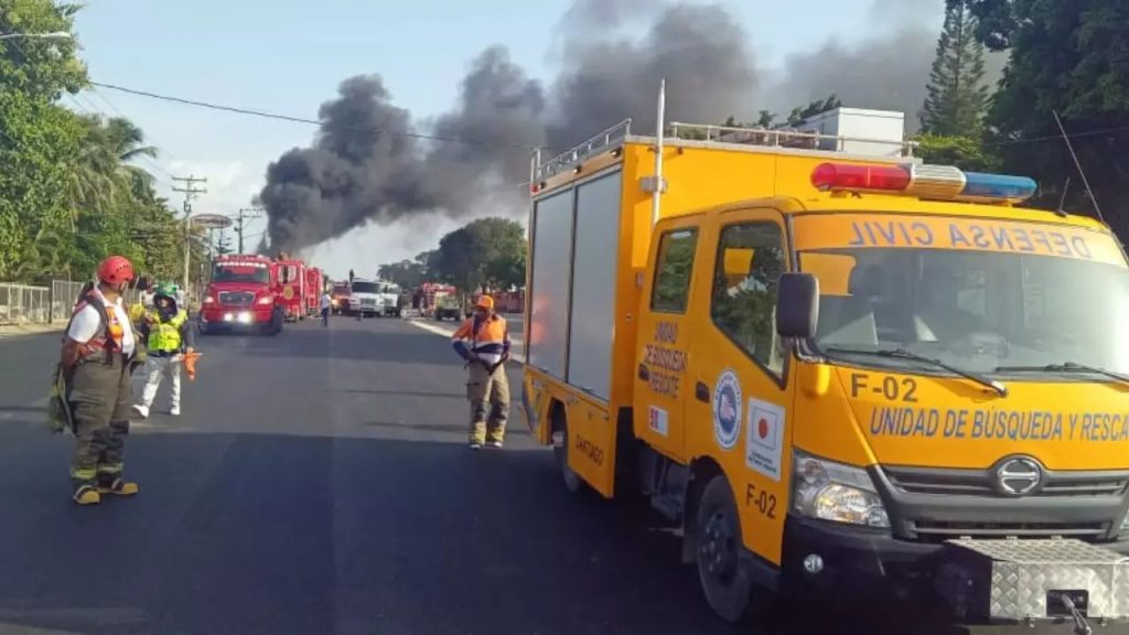 n camión tanquero se incendió la tarde de este martes en el kilómetro 140 de la autopista Duarte. Producto de la explosión