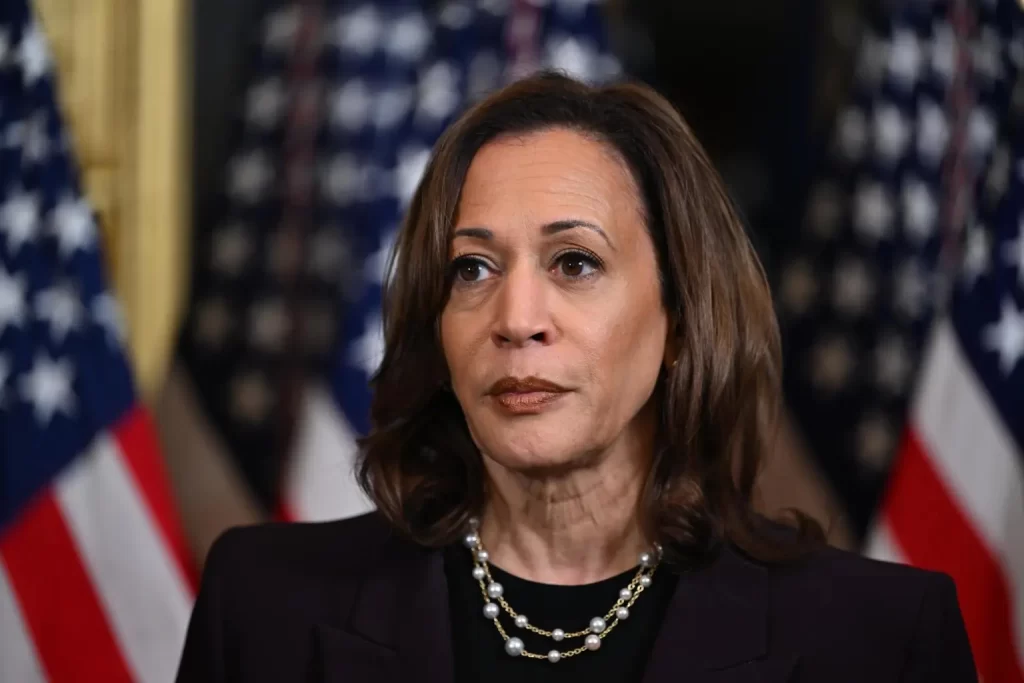 La Vicepresidenta de Estados Unidos, Kamala Harris, interviene ante la convención de la Federación Americana de Profesores en Houston, Texas. EFE/Kenny Holston