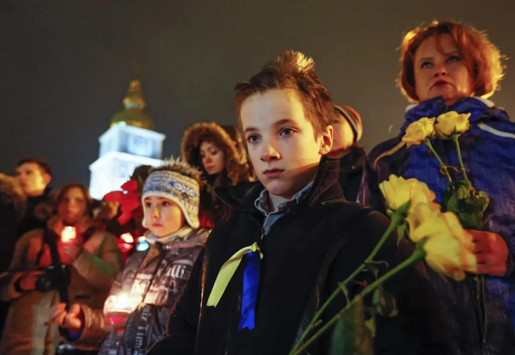 Fotografía de archivo varios niños durante homenaje. EFE/Sergey Dolzhenko